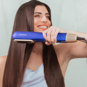 Lisseur séchant avec 2 accessoires : brosse et embout concentrateur / A01_EU01_100159 Lisseur séchant avec 2 accessoires : brosse et embout concentrateur. 106 000 tr/min avec moteur numérique de haute technologie. Séchez et lissez vos cheveux avec ce lisseur séchant qui vous fera gagner du temps. Séchez et lissez vos cheveux avec un seul produit. Ce lisseur séchant est un produit révolutionnaire qui combine les avantages d'un sèche-cheveux et d'un lisseur. Vous pourrez maintenant sécher et lisser vos cheveux humides en même temps, grâce à la puissance de l'air et aux plaques chauffantes. Deux accessoires magnétiques inclus. Cet appareil polyvalent est équipé de deux accessoires magnétiques : une brosse pour lisser les cheveux en douceur pendant le séchage et un embout concentrateur pour éliminer l'humidité des cheveux. Séchage rapide et efficace. Moteur de 106 000 tr/min qui fournit une puissance de 27,78 L/s, ce qui permet d'améliorer l'efficacité du séchage en accélérant l'évaporation de l'humidité. Élimination des frisottis. Ce lisseur est équipé d'une fonction Plasma qui émet 3 millions d'ions négatifs et positifs. Cela permet de réduire les frisottis, d'augmenter la brillance, de protéger les cheveux contre les dommages, d'éliminer l'électricité statique et d'améliorer l'efficacité du lissage, pour des cheveux sains et éclatants. Capteur de détection de verrouillage des plaques. Lorsque vous fermez les plaques, la puissance de l'air augmente automatiquement, ce qui permet un séchage et un lissage plus efficaces. Ce capteur intelligent garantit des résultats rapides et efficaces. Gagnez du temps au quotidien. Simplifiez votre routine avec ce lisseur qui permet de sécher et de lisser vos cheveux en un seul passage. Oubliez les appareils multiples et gagnez du temps chaque jour. Rainure d'air à haute pression. Ce lisseur possède une très fine rainure par laquelle l'air sort à une pression plus élevée. Cela permet un séchage plus rapide et plus précis, garantissant un séchage uniforme et efficace des cheveux. Capteur d'inactivité/veille. Pour plus de sécurité, ce lisseur séchant est doté d'un capteur qui détecte si vous l'avez laissé inactif sur une surface et l'éteint complètement. Ainsi, vous n'aurez pas à vous soucier de rien. Personnalisez votre lissage. Réglez la température des plaques chauffantes avec 3 températures jusqu'à 150 ºC. Choisissez la température qui convient le mieux à votre type de cheveux et au style que vous souhaitez obtenir. Fixez votre coiffure. Prolongez la durée de votre coiffure grâce à la fonction d'air froid, qui permet de la fixer et d'obtenir une finition professionnelle de longue durée. Ainsi, votre style restera intact tout au long de la journée.