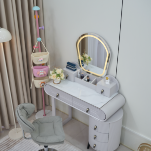 Coiffeuse LED avec Fauteuil / 1680 Magnifique coiffeuse , vendu avec pouf Miroir de maquillage à écran tactile LED : surface miroir haute définition, image claire sans déformation. Livré avec une lumière qui est naturelle et ne blesse pas les yeux, touche intelligente