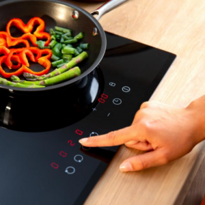 Plaque de cuisson vitrocéramique à 4 foyers / 1968 Plaque de cuisson vitrocéramique à 4 foyers, 9 niveaux, puissance maximale de 6000 W et touch control. 9 niveaux de puissance : cuisinez au niveau de puissance approprié à chaque moment et à chaque processus. Puissance maximale élevée : profitez de la puissance maximale élevée de 6000 W pour tout cuisiner. Contrôle tactile : obtenez une plus grande précision de sélection des fonctions grâce à son contrôle tactile. Kid lock : système de sécurité pour les enfants afin que vous n'ayez pas à vous soucier de rien. Réglez le temps : réglez et programmez la cuisson de vos plats grâce à la minuterie intégrée. Système Keep Warm : maintenez la température de vos aliments sans les cuire excessivement. Indicateur de chaleur résiduelle : voyant qui indique que les foyers sont chauds. 4 foyers : deux foyers de 16 cm et 1200 W et deux foyers de 20 cm et 2000 W pour une plus grande variété de possibilités de cuisson.