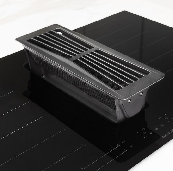 Plaque à induction avec hotte aspirante intégrée / A01_EU01_100088 Plaque à induction avec 2 foyers TotalFlex et hotte aspirante intégrée, puissance maximale de 7400 W, 15 niveaux avec fonction Booster, minuterie, indicateur de chaleur résiduelle, Kid Lock, arrêt automatique de sécurité, aspiration 630 m3/h, 3 vitesses d'aspiration avec fonction Booster, contrôle automatique de la hotte, filtres à charbon, classe A et Touch Slider Control. Plus de polyvalence pour votre cuisine : plaque de cuisson avec hotte aspirante intégrée. 15 niveaux de puissance et fonction Booster : cuisinez au niveau de puissance approprié à chaque moment. TotalFlex Zone : grâce à ses 8 inducteurs, il est possible d'utiliser une grande variété de types et de tailles d'ustensiles et de répartir la chaleur de manière homogène. Profitez de sa puissance maximale de 7400 W pour tout cuisiner. Minuterie : programmez la cuisson pour des résultats parfaits. Indicateur de chaleur résiduelle : voyant qui indique que les foyers sont chauds. Arrêt automatique de sécurité : fonction de sécurité qui éteint automatiquement la plaque lorsqu'elle n'est pas utilisée. Choisissez la puissance qui vous convient : la hotte intégrée à la plaque offre 3 niveaux de puissance pour s'adapter à vos besoins et une fonction Booster qui accélère l'intensité de l'aspiration. Puissance d'aspiration de 630 m3/h : oubliez la fumée grâce à sa puissance d'aspiration élevée de 630 m3/h. Économisez à chaque utilisation : grâce à son étiquette énergétique de classe A, vous économiserez tous le jours. Pas de mauvaises odeurs : elle est équipée de filtres à charbon et de filtres à graisse, idéaux pour éliminer les mauvaises odeurs et la fumée. Touch Slider Control : contrôle et régulateur tactile qui permet de sélectionner la configuration souhaitée avec une grande précision et un confort total. Kid Lock : verrouillage de sécurité des boutons pour empêcher les enfants de manipuler la plaque et la hotte aspirante. Mode de fonctionnement automatique de la hotte : cette fonction permet de combiner automatiquement la puissance de cuisson avec la puissance d'aspiration – Image 3