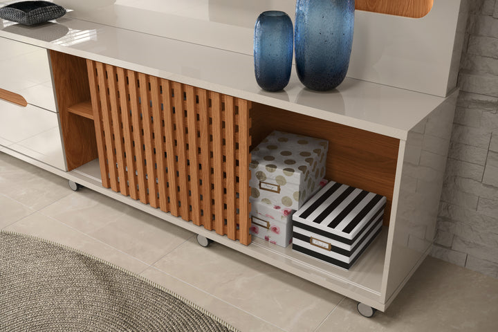 Meuble TV BRISE / 904275 Dimensions: Hauteur : 198 cm Largeur : 207 cm Profondeur : 38,40 cm Matériaux et structure : Espace pour téléviseur jusqu'à 70 pouces Plateaux et étagères en MDP/MDF de 25 mm, garantissant résistance et durabilité Lumières LED intégrées dans la niche latérale pour un effet moderne 3 étagères 2 tiroirs avec glissières télescopiques et espaces de rangement intérieurs 1 Porte coulissante, modèle à lattes Roulettes chromées – Image 5