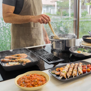 Plaque à induction avec hotte aspirante intégrée / A01_EU01_100088 Plaque à induction avec 2 foyers TotalFlex et hotte aspirante intégrée, puissance maximale de 7400 W, 15 niveaux avec fonction Booster, minuterie, indicateur de chaleur résiduelle, Kid Lock, arrêt automatique de sécurité, aspiration 630 m3/h, 3 vitesses d'aspiration avec fonction Booster, contrôle automatique de la hotte, filtres à charbon, classe A et Touch Slider Control. Plus de polyvalence pour votre cuisine : plaque de cuisson avec hotte aspirante intégrée. 15 niveaux de puissance et fonction Booster : cuisinez au niveau de puissance approprié à chaque moment. TotalFlex Zone : grâce à ses 8 inducteurs, il est possible d'utiliser une grande variété de types et de tailles d'ustensiles et de répartir la chaleur de manière homogène. Profitez de sa puissance maximale de 7400 W pour tout cuisiner. Minuterie : programmez la cuisson pour des résultats parfaits. Indicateur de chaleur résiduelle : voyant qui indique que les foyers sont chauds. Arrêt automatique de sécurité : fonction de sécurité qui éteint automatiquement la plaque lorsqu'elle n'est pas utilisée. Choisissez la puissance qui vous convient : la hotte intégrée à la plaque offre 3 niveaux de puissance pour s'adapter à vos besoins et une fonction Booster qui accélère l'intensité de l'aspiration. Puissance d'aspiration de 630 m3/h : oubliez la fumée grâce à sa puissance d'aspiration élevée de 630 m3/h. Économisez à chaque utilisation : grâce à son étiquette énergétique de classe A, vous économiserez tous le jours. Pas de mauvaises odeurs : elle est équipée de filtres à charbon et de filtres à graisse, idéaux pour éliminer les mauvaises odeurs et la fumée. Touch Slider Control : contrôle et régulateur tactile qui permet de sélectionner la configuration souhaitée avec une grande précision et un confort total. Kid Lock : verrouillage de sécurité des boutons pour empêcher les enfants de manipuler la plaque et la hotte aspirante. Mode de fonctionnement automatique de la hotte : cette fonction permet de combiner automatiquement la puissance de cuisson avec la puissance d'aspiration