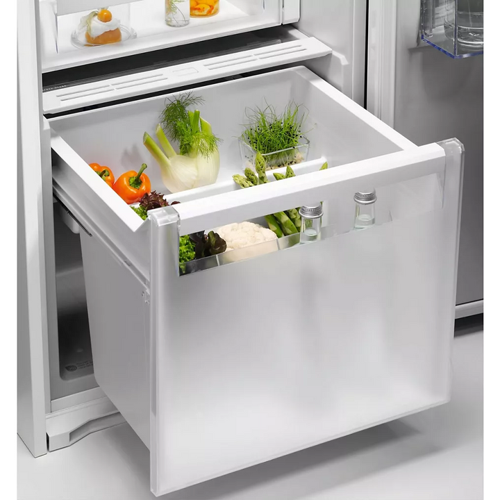 Réfrigérateur 1 porte encastrable ELECTROLUX / ERD6DE18S1 Réfrigérateur Encastrable Electrolux ERD6DE18S1 : Performance et Écologie Technologie DynamicAir pour une fraîcheur optimale Le réfrigérateur encastrable Electrolux ERD6DE18S1 de la Série 600 assure une conservation optimale de vos aliments grâce à la technologie DynamicAir. Cette innovation crée un flux d'air constant, garantissant une température homogène dans tout l'appareil, même lorsque la porte est ouverte. Avec un volume net de 310 litres et une consommation électrique annuelle de seulement 114 kWh, ce modèle offre une efficacité énergétique remarquable classée E. Les compartiments FreshZone et LongFresh 0°C prolongent la fraîcheur de vos viandes et poissons, tandis que la fonction Extra Cool assure un refroidissement rapide de vos nouvelles denrées. Design écologique et fonctionnalités avancées Le réfrigérateur ERD6DE18S1 se distingue par son engagement écologique, avec un intérieur composé à 70 % de plastique recyclé. Son design blanc épuré s'intègre parfaitement dans votre cuisine grâce à ses dimensions compactes (177,2 cm de hauteur). Les commandes électroniques tactiles facilitent le réglage précis de la température, et l'éclairage intérieur assure une visibilité optimale. Pour un rangement optimisé, il dispose de 4 clayettes, un grand bac à légumes sur rails et plusieurs balconnets, dont un pour les bouteilles. La sécurité enfants et les alarmes d'ouverture de porte ajoutent une tranquillité d'esprit supplémentaire. Enfin, la garantie de dix ans sur le compresseur témoigne de la fiabilité et de la durabilité de cet appareil. – Image 3