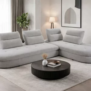 Salon d'Angle ROUND / MB-2520GREY Structure en panneau de particules, assise mousse en polyuréthane recouverte de tissus microfibre coloris gris. Dimensions : 366x223xH90cm LES + PRODUIT: Canapé d'angle design à formes arrondies Revêtement en tissu gris ou beige doux et élégant Dossiers indépendants pour un confort personnalisé Assise large et accueillante Style contemporain et minimaliste Idéal pour un salon moderne et lumineux Le choix parfait pour ceux qui recherchent un canapé design, confortable et tendance