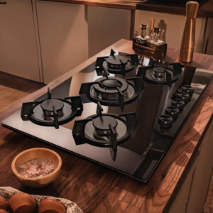 Plaque de cuisson à gaz, 5 foyers / A01_EU01_100198 Plaque de cuisson à gaz, 5 foyers, finition en verre noir, grilles individuelles en fonte, puissance de 11000 W, foyer WOK triple anneau, allumage électrique, système de sécurité des valves, gaz naturel avec accessoire de conversion au gaz butane. 5 foyers, finition en verre noir avec grilles circulaires en fonte. Ces grilles sont dotées de finitions de haute qualité qui permettent de résister à tous types de cuisson. 11000 W de puissance maximale. 1 foyer Wok : 3500 W + 1 foyer de 3000 W + 2 foyers de 1750 W + 1 foyer de 1000 W. Foyer WOK à triple anneau. Obtenez une saveur maximale, avec une flamme de haute intensité, offrant une puissance supplémentaire. Allumage électronique. Utilisation rapide et facile. Système de sécurité des soupapes. Les foyers sont équipés d'un système qui coupe automatiquement l'alimentation en gaz si la flamme du foyer s'éteint. Accessoire pour la conversion au gaz butane. Adaptez la plaque au gaz butane si nécessaire.