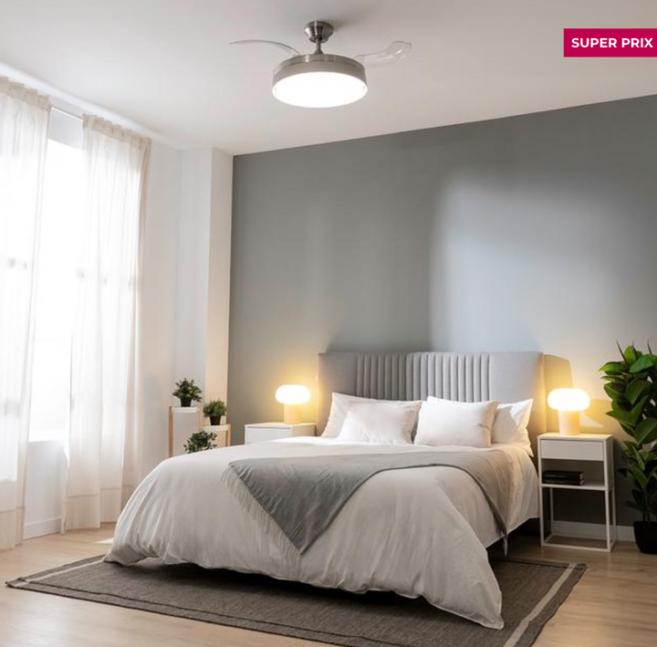 Ventilateur de plafond à 3 pales rétractables / 5994 Ce ventilateur de plafond a été conçu pour créer une unité mixte qui assure un éclairage élégant sans diminuer l'efficacité de la distribution de l'air. Ses pales sont rétractables, ce qui vous permet de les cacher quand vous le souhaitez, contrairement aux autres ventilateurs. Le ventilateur de plafond intègre un plafonnier élégant et minimaliste qui génère une vaste gamme de lumière. Vous pourrez choisir la tonalité parmi ses 3 intensités : chaude, neutre et froide. Grâce à son diamètre de 42 pouces (106 cm) avec les pales dépliées, vous pourrez le placer dans n'importe quelle pièce. Le ventilateur est doté d'un système innovant d'inversion de la rotation qui permet de l'utiliser toute l'année. En été, vous pourrez profiter d'une brise agréable et en hiver, l'air chaud qui s'accumule dans la partie supérieure de la pièce pourra être abaissé. Le meilleur allié de votre chauffage. Grande puissance de 40 W, avec moteur en cuivre au rendement élevé qui augmente le débit d'air et la sensation de fraîcheur avec une fiabilité et une durabilité maximales. Vous pourrez choisir entre ses 6 vitesses de fonctionnement pour adapter l'intensité du débit d'air à vos besoins. Vous pourrez contrôler toutes les fonctions de manière simple et pratique grâce à sa télécommande. Le ventilateur contient une minuterie qui vous permet de sélectionner 1, 2, 4 ou 8 heures de fonctionnement ininterrompu. Une fois le temps sélectionné écoulé, le ventilateur s'arrêtera. – Image 3