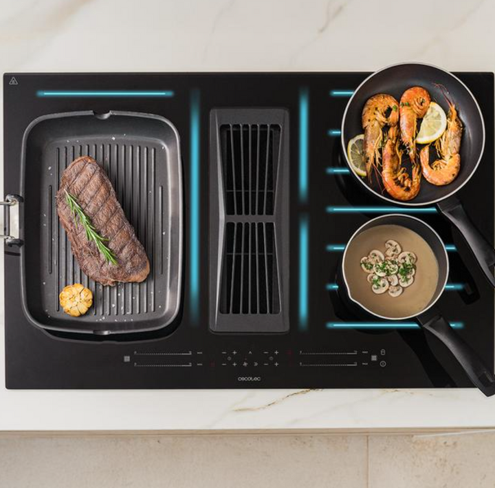 Plaque à induction avec hotte aspirante intégrée / A01_EU01_100088 Plaque à induction avec 2 foyers TotalFlex et hotte aspirante intégrée, puissance maximale de 7400 W, 15 niveaux avec fonction Booster, minuterie, indicateur de chaleur résiduelle, Kid Lock, arrêt automatique de sécurité, aspiration 630 m3/h, 3 vitesses d'aspiration avec fonction Booster, contrôle automatique de la hotte, filtres à charbon, classe A et Touch Slider Control. Plus de polyvalence pour votre cuisine : plaque de cuisson avec hotte aspirante intégrée. 15 niveaux de puissance et fonction Booster : cuisinez au niveau de puissance approprié à chaque moment. TotalFlex Zone : grâce à ses 8 inducteurs, il est possible d'utiliser une grande variété de types et de tailles d'ustensiles et de répartir la chaleur de manière homogène. Profitez de sa puissance maximale de 7400 W pour tout cuisiner. Minuterie : programmez la cuisson pour des résultats parfaits. Indicateur de chaleur résiduelle : voyant qui indique que les foyers sont chauds. Arrêt automatique de sécurité : fonction de sécurité qui éteint automatiquement la plaque lorsqu'elle n'est pas utilisée. Choisissez la puissance qui vous convient : la hotte intégrée à la plaque offre 3 niveaux de puissance pour s'adapter à vos besoins et une fonction Booster qui accélère l'intensité de l'aspiration. Puissance d'aspiration de 630 m3/h : oubliez la fumée grâce à sa puissance d'aspiration élevée de 630 m3/h. Économisez à chaque utilisation : grâce à son étiquette énergétique de classe A, vous économiserez tous le jours. Pas de mauvaises odeurs : elle est équipée de filtres à charbon et de filtres à graisse, idéaux pour éliminer les mauvaises odeurs et la fumée. Touch Slider Control : contrôle et régulateur tactile qui permet de sélectionner la configuration souhaitée avec une grande précision et un confort total. Kid Lock : verrouillage de sécurité des boutons pour empêcher les enfants de manipuler la plaque et la hotte aspirante. Mode de fonctionnement automatique de la hotte : cette fonction permet de combiner automatiquement la puissance de cuisson avec la puissance d'aspiration – Image 6