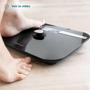 Pèse-personne numérique rechargeable de haute précision. / 4255 Cecotec Pèse-personne avec bouton-poussoir, surface en verre trempé très sécurisée et capteurs de précision. Sans piles. Grâce au bouton-poussoir EcoPower, le pèse-personne génère l'énergie suffisante pour fonctionner en continu et sans utiliser des piles. Eco-Friendly Technology. Le bouton-poussoir EcoPower génère de l'énergie cinétique qui se transforme en énergie électrique de façon automatique. Comme cela, le pèse-personne est plus écologique et respectueux de l'environnement. SmartBlue : connectivité Smartphone via Bluetooth 4.0. qui permet l'enregistrement automatique des paramètres dans l'application mobile pour contrôler l'évolution de votre poids. TenBIA : méthode de mesure de l'Impédance Bioélectrique (BIA) avec une analyse corporelle complète, mesure précise de 6 paramètres : poids, graisse corporelle, indice de masse corporelle, masse musculaire, masse osseuse et eau. Contrôle total de l'évolution de votre poids. Avec l'App, vous pouvez regarder l'évolution de votre poids car à chaque fois que vous vous pesez, il enregistre tous les paramètres et vous permet de les consulter d'une façon très simple. Four Precision. Grâce à ses 4 capteurs de haute précision, la mesure du poids est plus précise et exacte. Ample intervalle de mesure, de 8 kg jusqu'à 180 kg avec graduation de 100 g, ce qui augmente sa fiabilité. Multifonction Easy Usability. Il est très facile à utiliser grâce à la fonction d'auto-déconnexion, de démarrage rapide en appuyant sur le poussoir EcoPower et grâce à l'indicateur de surcharge lorsque le poids est supérieur au maximum. Design extra-plat en verre trempé très sécurisé de 5 mm d'épaisseur. Même s'il y a une fracture accidentelle, il continue à être sécurisé. Grâce à son grand écran LCD, vous pourrez lire le poids en toute simplicité pendant son usage. Il revient automatiquement à 0 pour que vous l'utilisiez autant que vous voulez. SafeGrip. Il possède quatre pieds en polyuréthanne thermoplastique qui facilitent le maintien au sol (même celui humide) et apportent une grande sécurité. Déconnexion automatique après quelques secondes d'inactivité. Ne vous souciez pas de l'allumer à chaque fois que vous l'utilisez. Bouton pour changer entre Kg et Lb plus facilement.
